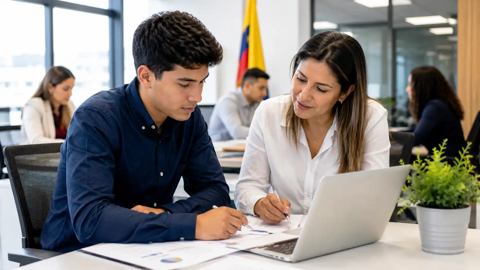 Joven realizando un Contrato de Aprendizaje en una empresa de Colombia mientras adquiere experiencia laboral