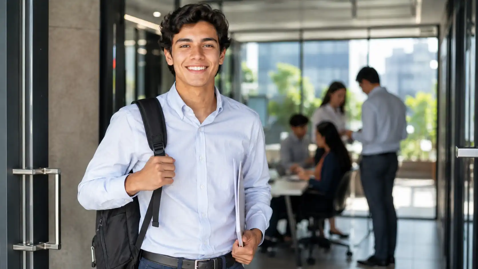 Joven iniciando un Contrato de Aprendizaje en Colombia antes de buscar trabajo.