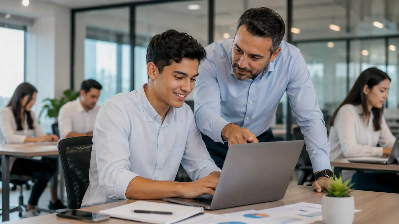 Estudiante colombiano realizando prácticas profesionales para comenzar a trabajar mientras estudia