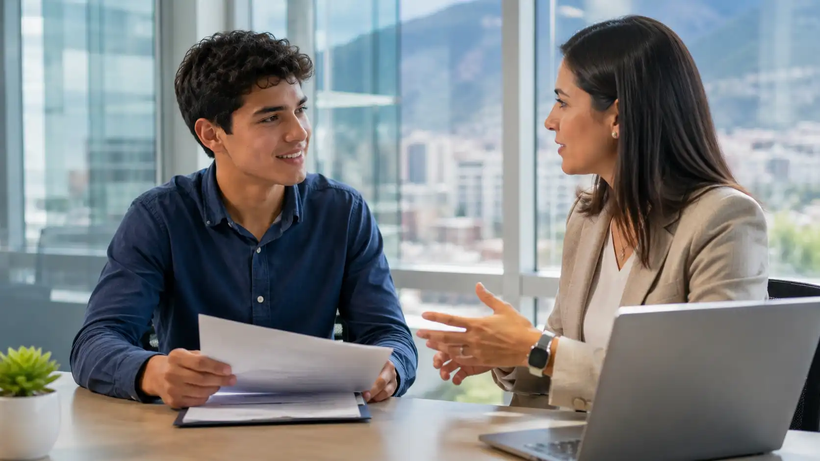 Estudiante universitario colombiano postulándose a un Contrato de Aprendizaje en una empresa durante una entrevista laboral.